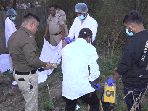 नाबालिग के शव मिलने के बाद फोरेंसिक टीम ने घटनास्थल पर जांच की।
