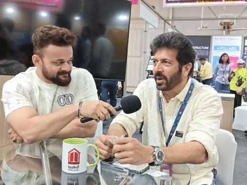 डायरेक्टर के तौर पर कबीर खान की पहली फिल्म काबुल एक्सप्रेस (2006) थी।