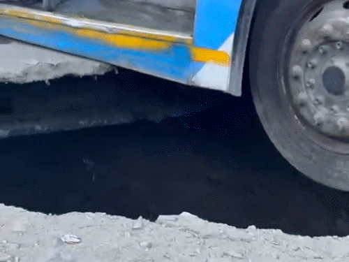 शिमला के भट्टाकुफर में सड़क पर बना गड्डा और इसमें फंसी HRTC बस।