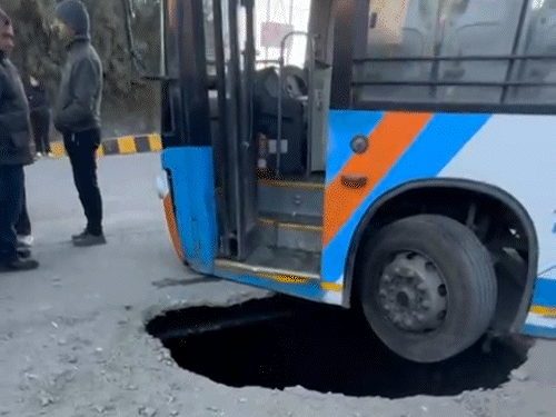 भट्टाकुफर में सड़क पर जमीन धंसने से बना गड्डा।