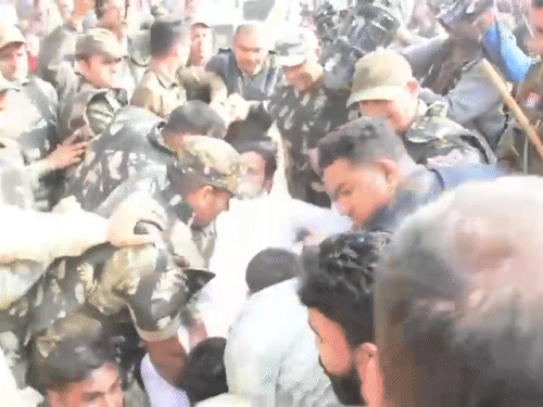 कांग्रेस के पूर्व विधायक विकास उपाध्याय समेत कई नेताओं को पुलिस जेल ले गई।