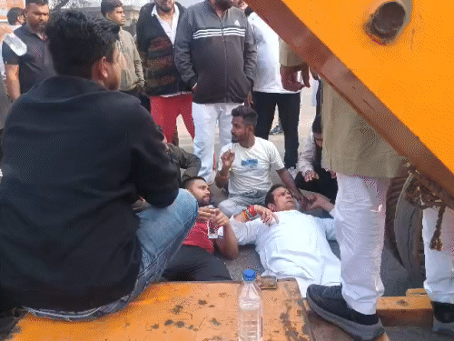 NIT चौपाटी को हटाने के दौरान विकास उपाध्याय JCB के सामने लेट गए।