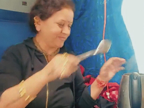 वह पूरी घटना का वीडियो रिकॉर्ड करवाती है और सोशल मीडिया पर शेयर भी करती है।