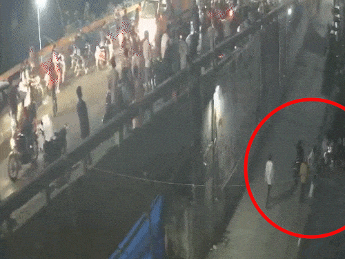 ब्रिज से नीचे गिरे शख्स को देखने पहुंचे लोग। कुल 3 लोग इस घटना में घायल हुए हैं।