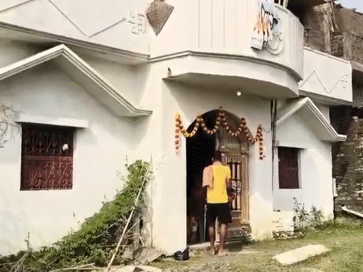 इसी घर में पुलिस और अपराधियों के बीच एनकाउंटर हुआ।