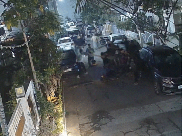 भोपाल की कवर्ड कॉलोनी में युवकों की पिटाई का वीडियो सामने आया है। - Dainik Bhaskar