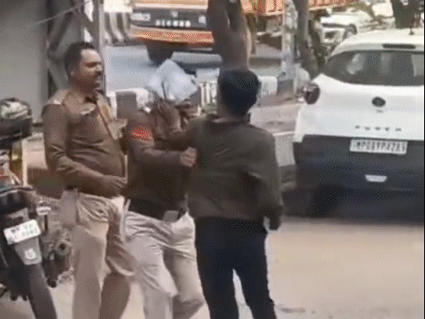 लोगों ने 112 नंबर पर कॉल करके पुलिस बुलाई, लेकिन उन्होंने भी युवक की कोई मदद नहीं की। - Dainik Bhaskar