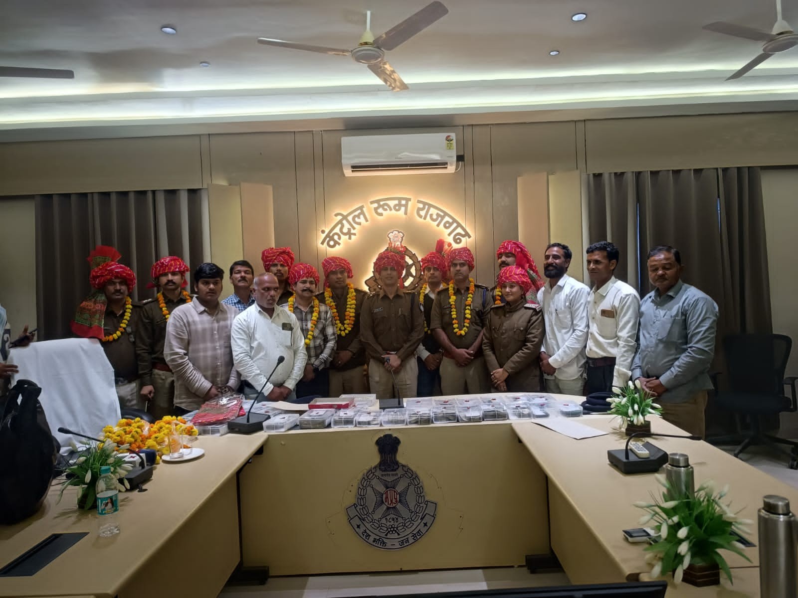 इस अभियान में भूमिका निभाने वाले पुलिस अधिकारियों का सम्मान किया गया।