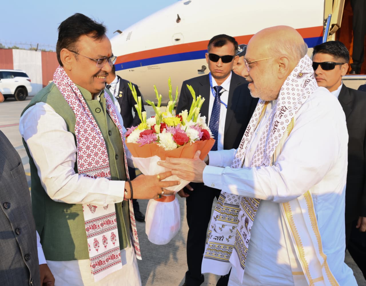 उदयपुर एयरपोर्ट पहुंचने पर सीएम भजनलाल शर्मा ने केंद्रीय गृह मंत्री अमित शाह का स्वागत किया।
