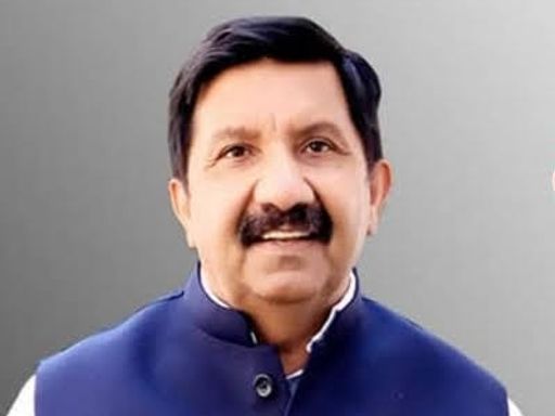 चर्चा है कि डिप्टी सीएम मुकेश अग्निहोत्री ने ही विनय कुमार का नाम आगे बढ़ाया था।