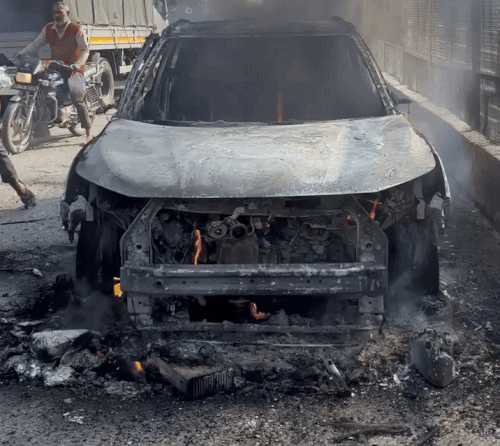 आग इतनी भीषण थी कि देखते ही देखते 300 XUV गाड़ी पूरी तरह जलकर राख हो गई।