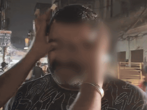 अमृतसर में बाजार में पत्नी के अवैध संबंधों के बारे में बताते पति रो पड़ा तो लोगों ने उसके आंसू पोंछ दिलासा दिया। - Dainik Bhaskar