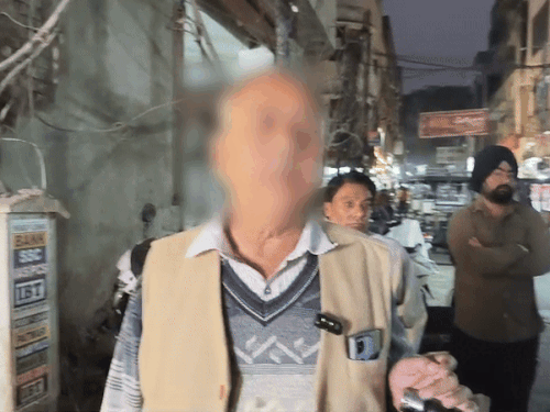 बहू के अवैध संबंधों के बारे में बताते ससुर।