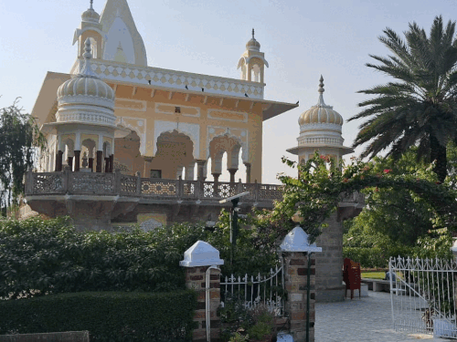 मेयो परिसर में बना मंदिर। 1936 में किशनगढ़ के महाराजा ने कॉलेज परिसर में मंदिर बनवाया था। इससे पहले मंदिर नहीं बनने दिया गया था।