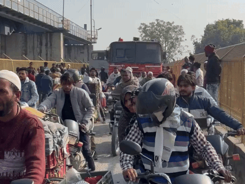 हथिनीकुंड बैराज पर लगे जाम में फंसी फायर ब्रिगेड की गाड़ी।