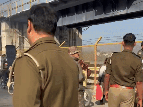 सूचना मिलने के बाद मौके पर पहुंची पुलिस व एंबुलेंस और जलती गाड़ी।