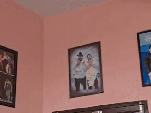 रवि के तैयार किए गए मकान में गैलरी में लगे हुए रवि के फोटो।