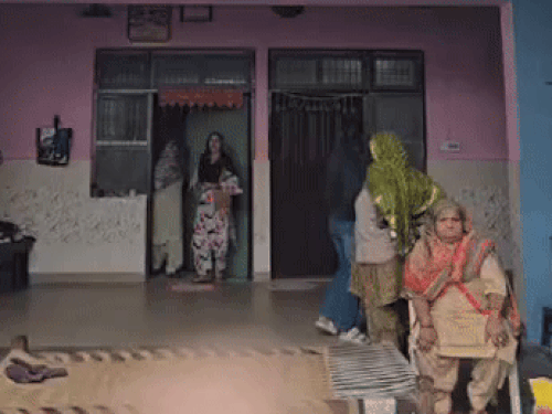 घर में शादी की तैयारियां जोरों पर चल रही हैं।