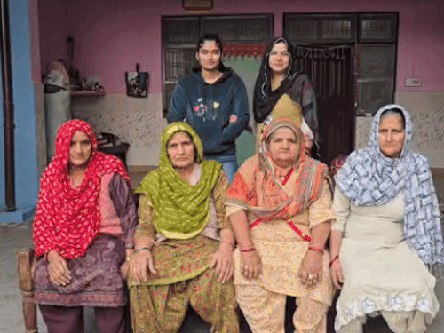 रवि दहिया की दादी, मां, बहन और चाची शादी को लेकर खुशियां जाहिर करते हुए।