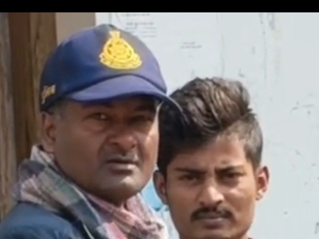 वीडियो में आरोपी पुलिस की हिरासत में आराम से खैनी-गुटखा खाते हुए नजर आ रहे हैं।