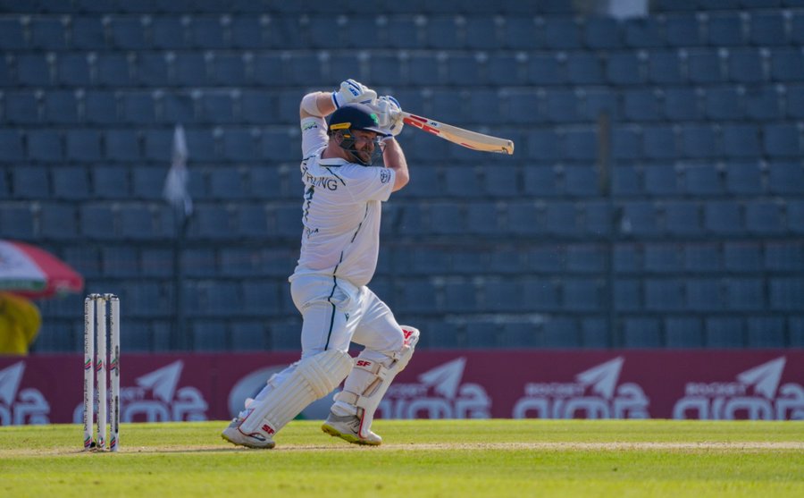 आयरिश ओपनर पॉल स्टर्लिंग ड्राइव शॉट खेलते हुए।