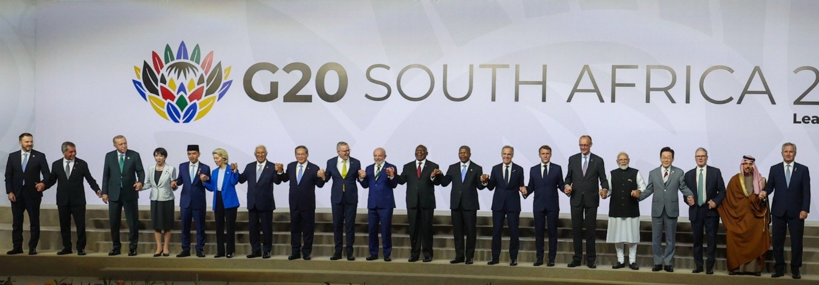 G20 समिट के फैमिली फोटो सेशन में वर्ल्ड लीडर्स।