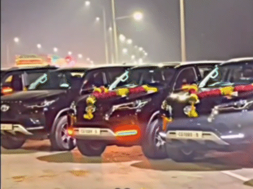 रईसजादों ने हाईवे पर रोकी 8-10 लग्जरी कारें, NH जाम किया