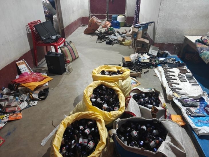 पुलिस ने भारी मात्रा में कफ सिरप और हथियार बरामद किए हैं।