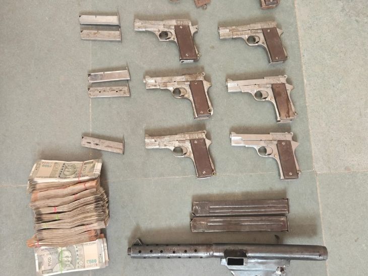 पुलिस ने मौके से पिस्टल और कैश भी जब्त किया है।