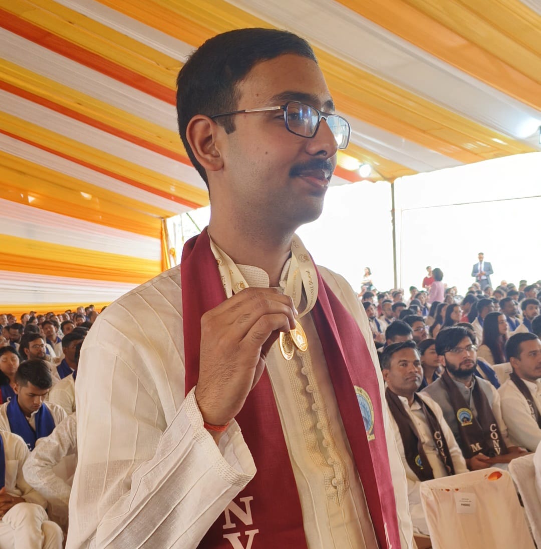 छात्र अंबर त्रिपाठी।