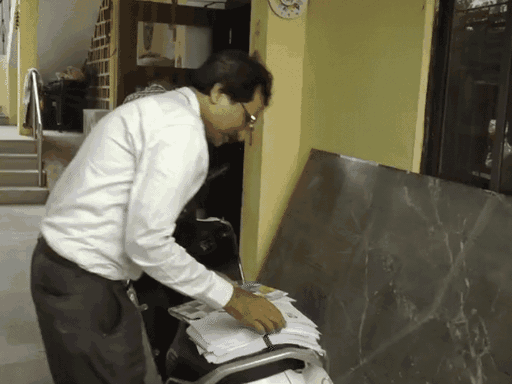 बीएलओ घर-घर जाकर एसआईआर का काम पूरा करने में लगे हैं।