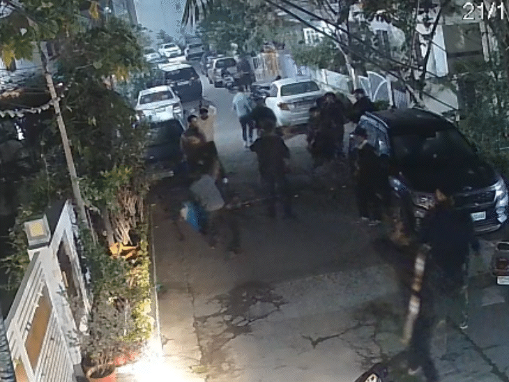 आरोपियों ने चार युवकों को घेरकर लाठी-डंडों से बेरहमी से पीटा।