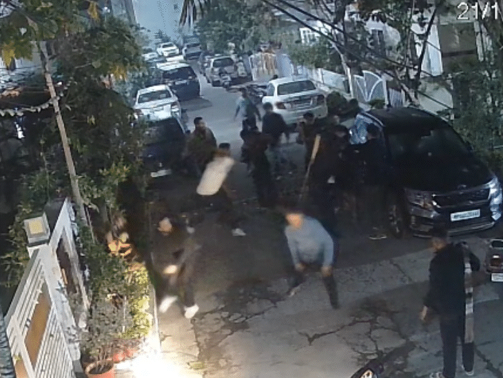 दोनों पक्षों में कारों में टक्कर के बाद विवाद हुआ था।