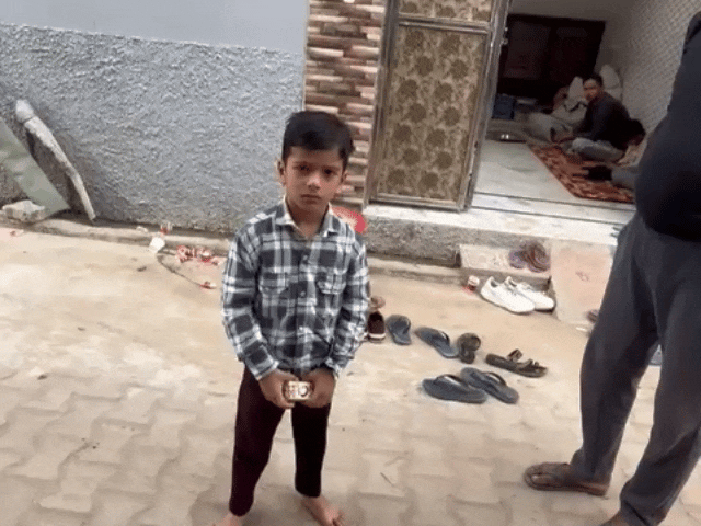 कुलदीप का बेटा घर के बाहर खेलता हुआ।