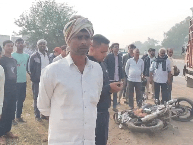 घटना के बाद सड़क पर पड़ी हुई कुलदीप की बाइक।