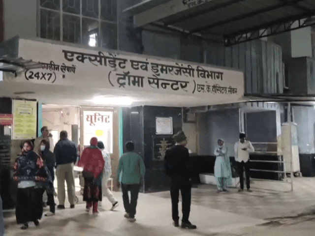 घटना की सूचना मिलने के बाद हॉस्पिटल में मौजूद लोग।