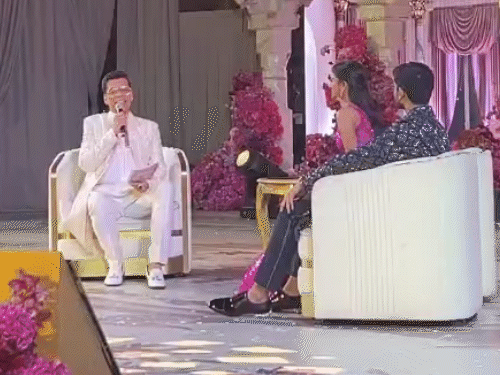 बॉलीवुड नाइट फंक्शन में करण जौहर ने एक टॉक शो की थीम पर दूल्हा-दुल्हन से मजेदार सवाल भी किए।