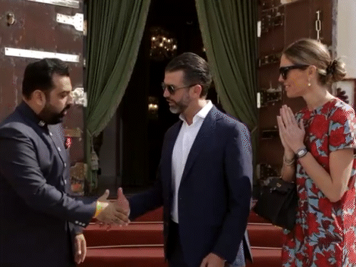 डोनाल्ड ट्रम्प जूनियर ने शनिवार सुबह उदयपुर के पूर्व राजपरिवार के सदस्य लक्ष्यराज सिंह मेवाड़ से मुलाकात की। पूर्व राजपरिवार के निवास शंभू पैलेस में अमेरिकी राष्ट्रपति के बेटे अपनी गर्लफ्रेंड के साथ पहुंचे थे।