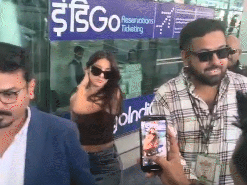 शादी में शामिल होने के लिए नोरा फतेही आज उदयपुर पहुंचीं। डबोक एयरपोर्ट से वे सीधा वेडिंग डेस्टिनेशन होटल लीला गई। डेस्टिनेशन वेडिंग को लेकर किए गए सवाल पर वे बोलीं कि इसको लेकर बेहद एक्साइटेड हैं।