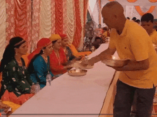 जौनसार क्षेत्र में शादी के दौरान मेहमानों खाना परोसने की तैयारी करते लोग। - Dainik Bhaskar