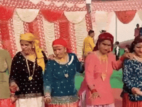 शादी के एक कार्यक्रम के दौरान पारंपरिक पोशाक पहने महिलाएं डांस करती हुईं।