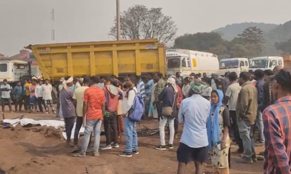 सरायकेला में ई-रिक्शा पर पलटा हाइवा, तीन की मौत:  हादसे में तीन लोग गंभीर रूप से जख्मी, टोटो सवार सभी जा रहे थे पूजा करने – saraikela kharsawan News