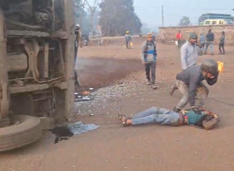 घायलों को स्थानीय लोगों की मदद से अस्पताल पहुंचाया गया।