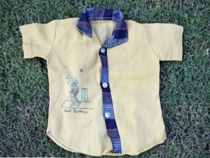 भारतीय क्रिकेट टीम की कैप्टन के जन्म के वक्त उसे पहनाई गई बैट और गुड बैटिंग लिखी पहली टी-शर्ट।