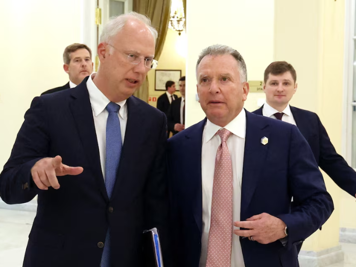 तस्वीर रूसी दूत किरिल दिमित्रिएव (बाएं) और ट्रम्प प्रशासन के विशेष दूत स्टीव विटकॉफ (दाएं) की है। (फाइल फोटो) - Dainik Bhaskar