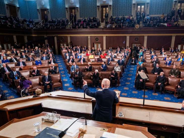 अमेरिकी संसद (कांग्रेस) में भी इस बैठक पर सवाल उठ रहे हैं कि विटकॉफ और कुशनर ने प्रतिबंधित रूसी अधिकारी से मिलकर कैसे एक प्रस्ताव तैयार कर लिया। (फाइल फोटो)