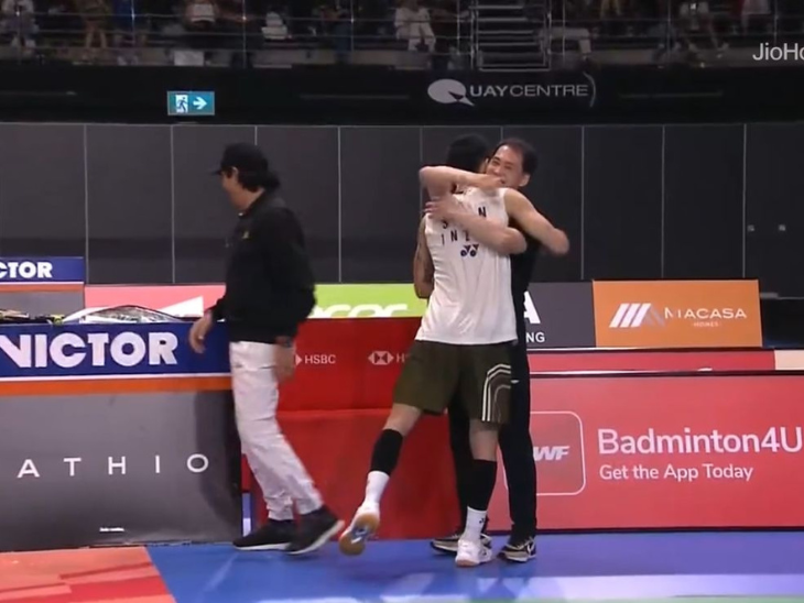 लक्ष्य सेन जीत के बाद अपने कोच से गले मिलते हुए।