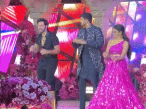 वेडिंग कपल के साथ बॉलीवुड एक्टर वरूण धवन ने भी डांस किया। दूल्हा-दुल्हन ने बॉलीवुड के कई सॉन्ग पर एक साथ भी डांस किया।