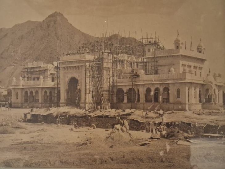 ये फोटो 1881 की है। इस दौरान मेयो कॉलेज में निर्माण चल रहा था।