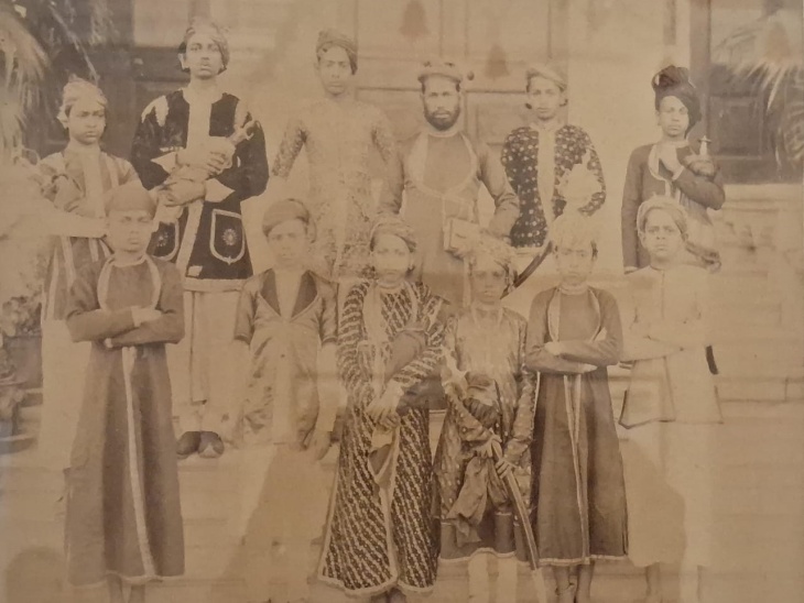 ये मेयो की लाइब्रेरी से ली गई फोटो है। फोटो में पहले और दूसरे बैच के स्टूडेंट हैं, जो बिना चप्पल और जूते पहने हुए हैं।